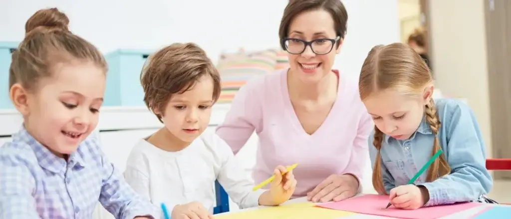 Pädagogin arbeitet mit Kindern im Autismus-Spektrum – Autismus Fortbildung für Fachkräfte