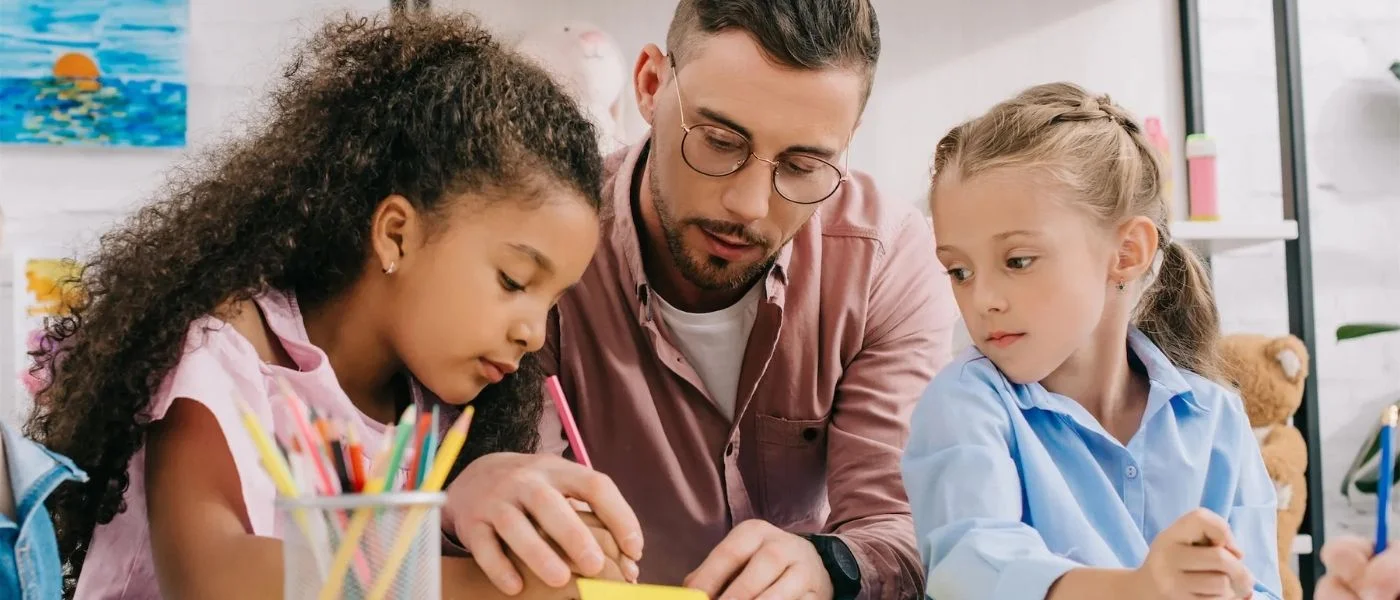 Pädagoge mit ADHS Fortbildung arbeitet konzentriert mit Kindern an strukturiertem Aufgabenplan